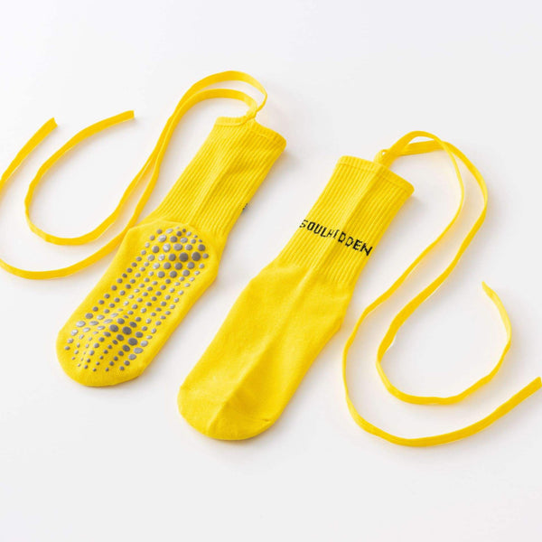 2025 Hot Selling Ins Styles Ladies Medium Tube Yoga Pilates Socks Custom Non-Slip Cotton Grip Knitted Ballet Socks with Straps