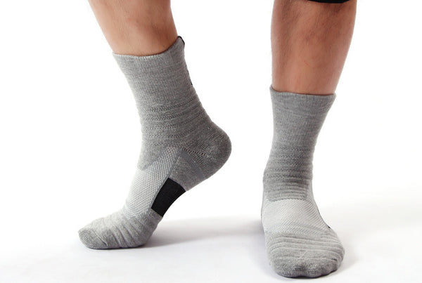 Wholesale Black Grey High Custom Logo Thin Crew Winter Summer Outdoor Sport Gym Running Basketball Socks Men Terry Cushion Socks