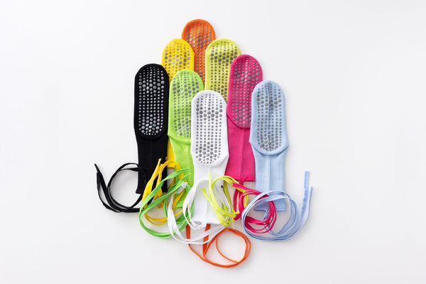 2025 Hot Selling Ins Styles Ladies Medium Tube Yoga Pilates Socks Custom Non-Slip Cotton Grip Knitted Ballet Socks with Straps