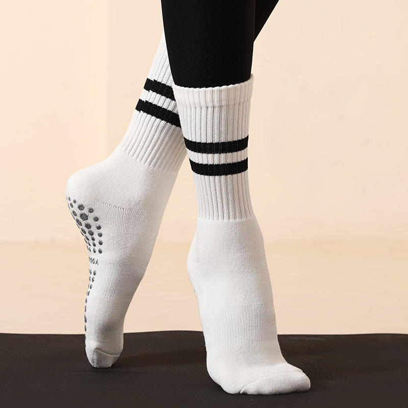 Wholesale Indoor Terry Skate Yoga Socks Mid Calf Cotton Grip Anti Slip Pilates Socks