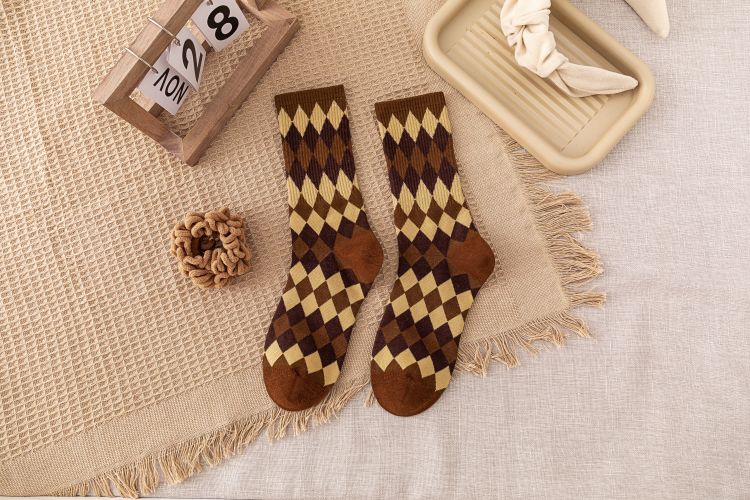 New stripe mid - long tube diamond check sports socks